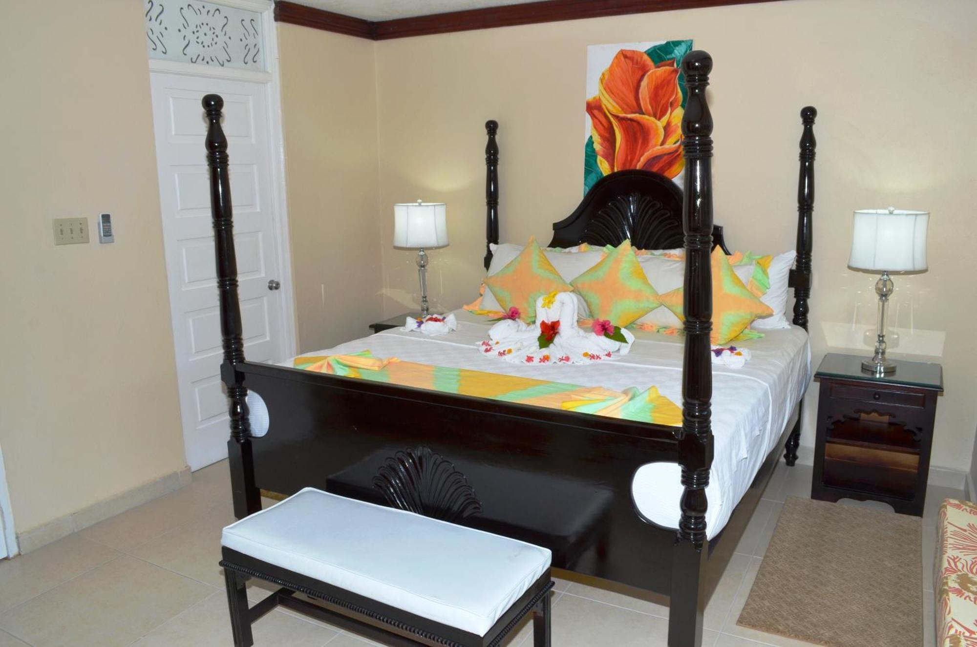 One-Bedroom Suite with Garden/Pool View - Nanny Service Included,1544593189:JPEG