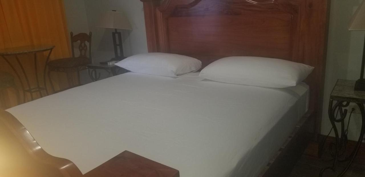Deluxe Queen Suite