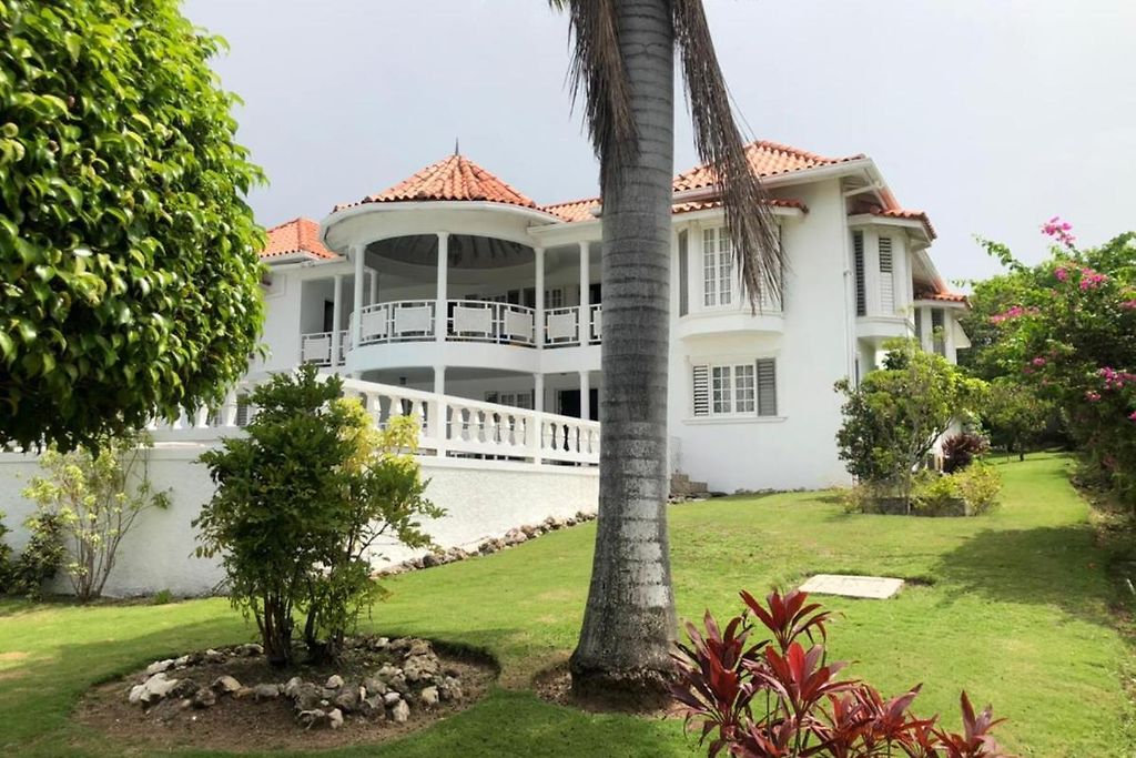 Hunters Villa Montego Bay 2 star Hotel with a Minimum Price 27359.8JMD