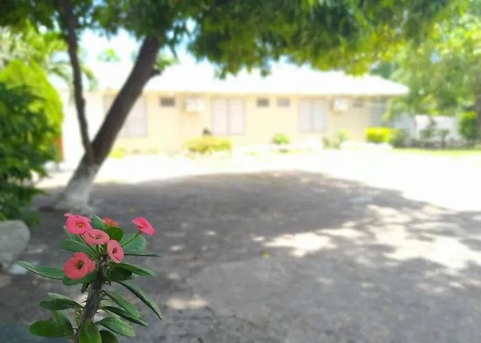 Tropical Haven In Discovery Bay - 6 Bedroom Villa