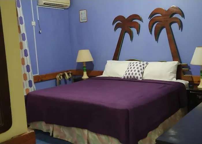 Tropical Haven In Discovery Bay - 6 Bedroom Villa