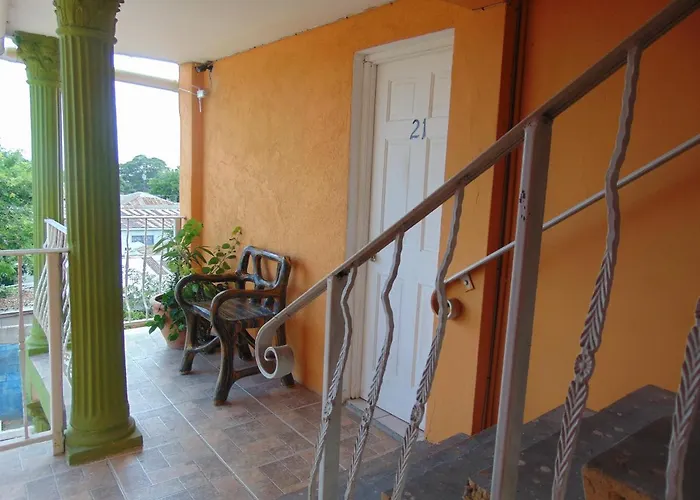 Tropical Manor Inn - Kingston