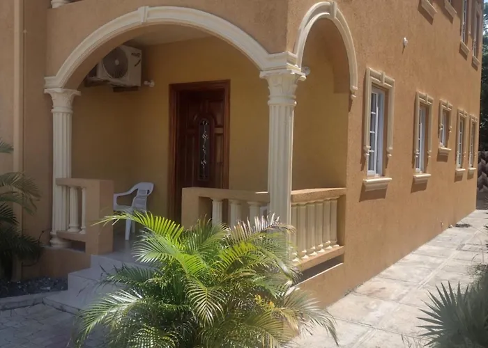 Travellers Nest Hotel Runaway Bay