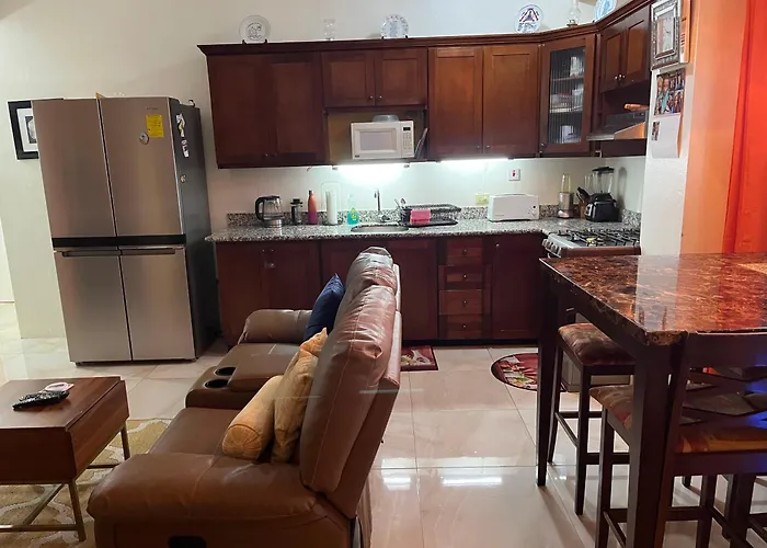 Haustierfreundliches Seacastles By The Beach/Pool Montego Bay