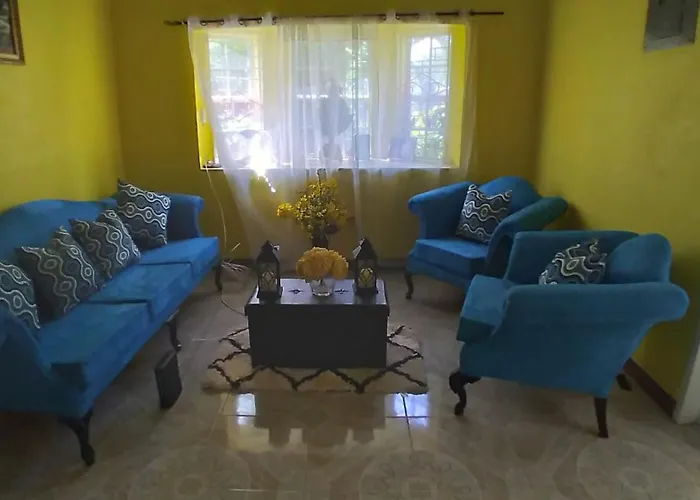 Room In House - Charming Kingston Getaway - Private Room With Shared Facilities