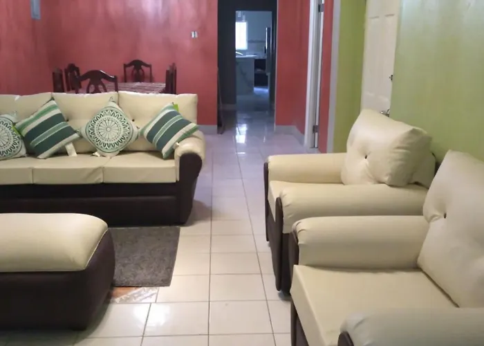 Room In House - Comfy Kingston Getaway - Private Room With Shared Facilities