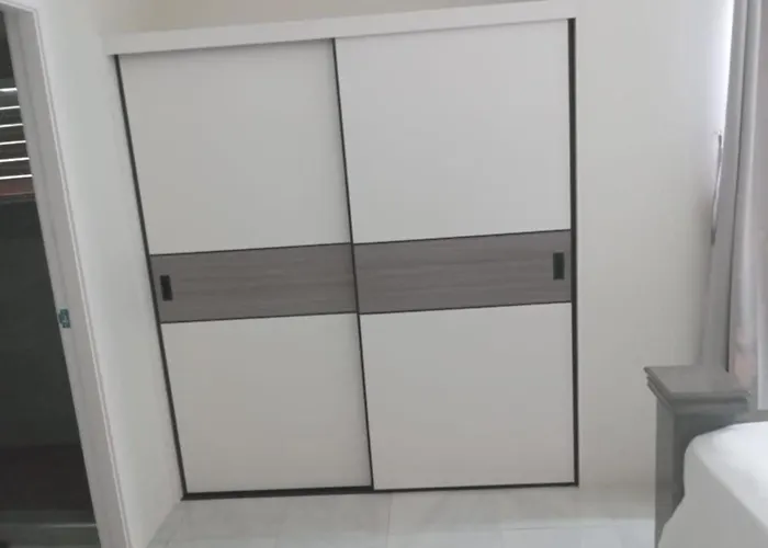 Beach-View 2 Bed Apartment Sleeps 4 - Free Parking