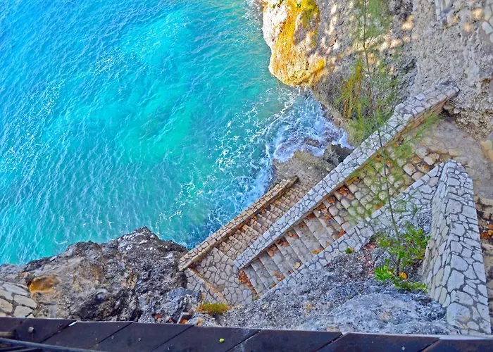 Negril Vacation Rentals near Prigione di Hoa Lo